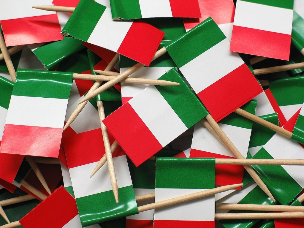 Banderas italianas pequeñas amontonadas.