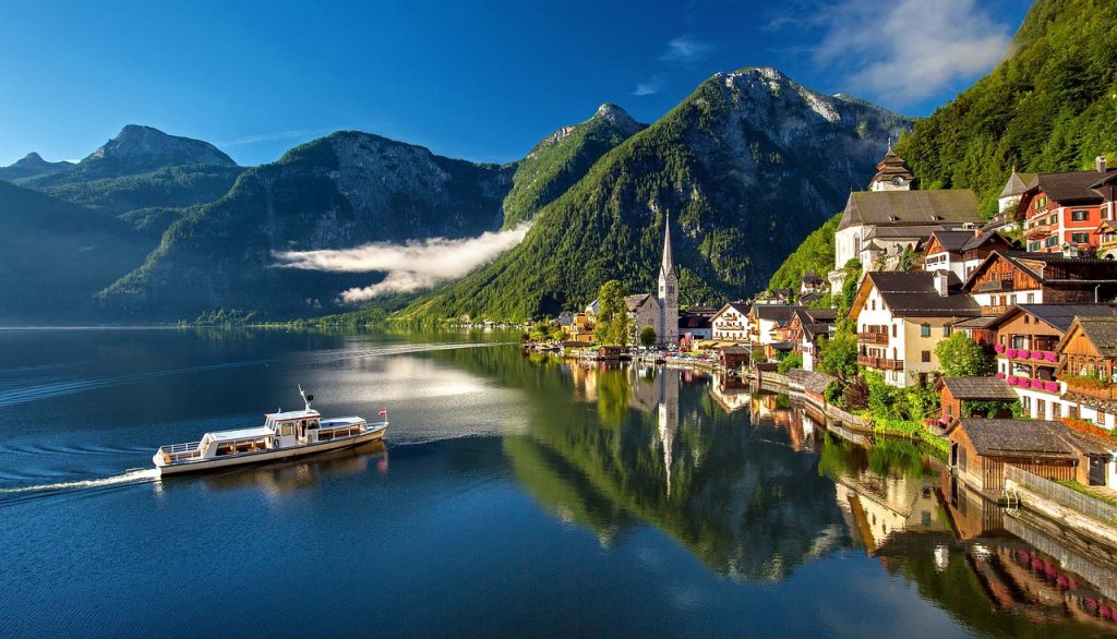 Paisaje de Austria con un lago y una población en la montaña