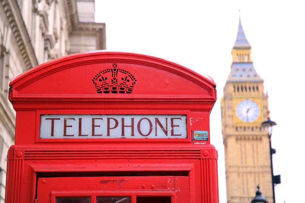 Cabina roja de teléfono en Londres con Big Ben al fondo