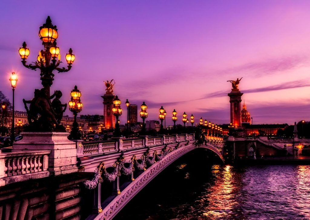 Imagen de puente de París con el cielo de color morado