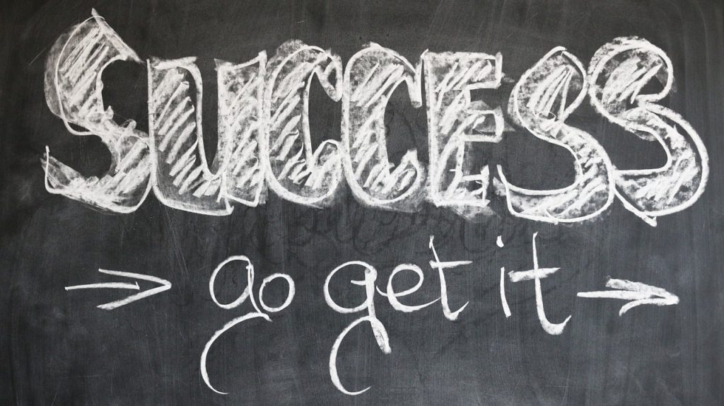 Palabras "Success, go get it" escritas en tiza
