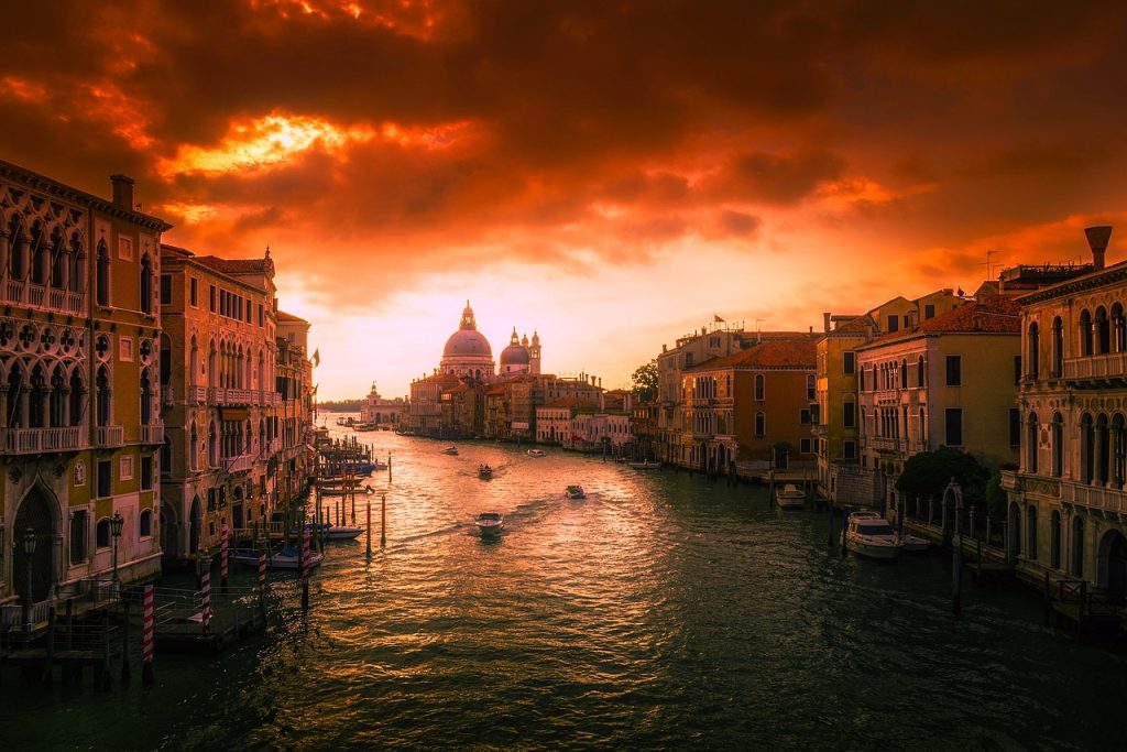 Gran canal de Venecia al atardecer con cielo de tonos rojizos