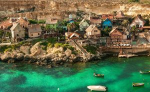 Vista de villa de Malta con mar