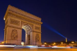 Arco del triunfo de Paris iluminado por la noche