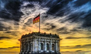 Bandera alemana ondeando sobre edificio