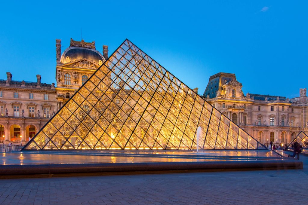 Pirámide del museo del Louvre de París