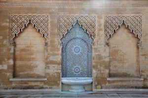 Fuente marroquí en una fachada