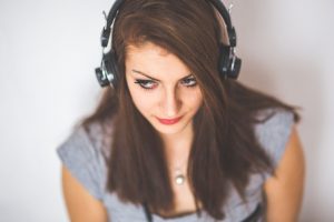 Chica con cascos escuchando una conversación para traducir