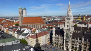 Vista desde arriba de plaza con la catedral de Munich.