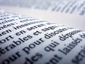 Primer plano de hoja de libro en francés