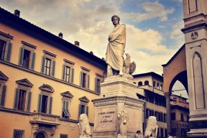 Plaza italiana con estatua de Dante