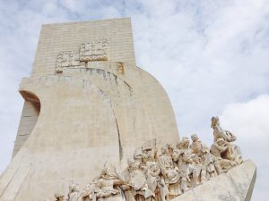 Vista inferior de monumento de Lisboa a los descubridores