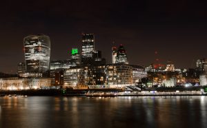 Vista nocturna de barrio financiero de Londres