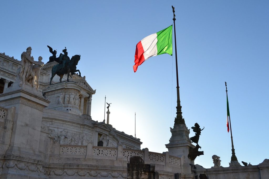 Bandera italiana con monumento al fondo