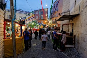 Vista nocturna de calle de Lisboa con guirnaldas de colores de adorno